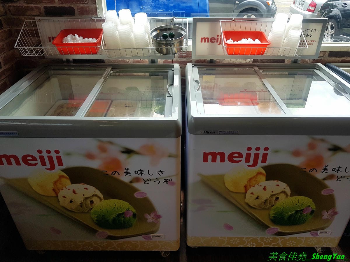 [台中西屯]九牛一鍋燒烤吃到飽 – 台中首間結合迴轉火鍋與燒烤的吃到飽餐廳,想吃啥自己拿,一個人吃也適合,肉品、海鮮食材新鮮,冰品誇張豐富,16種口味明治冰淇淋加上數十種冰棒雪糕甜筒,吃