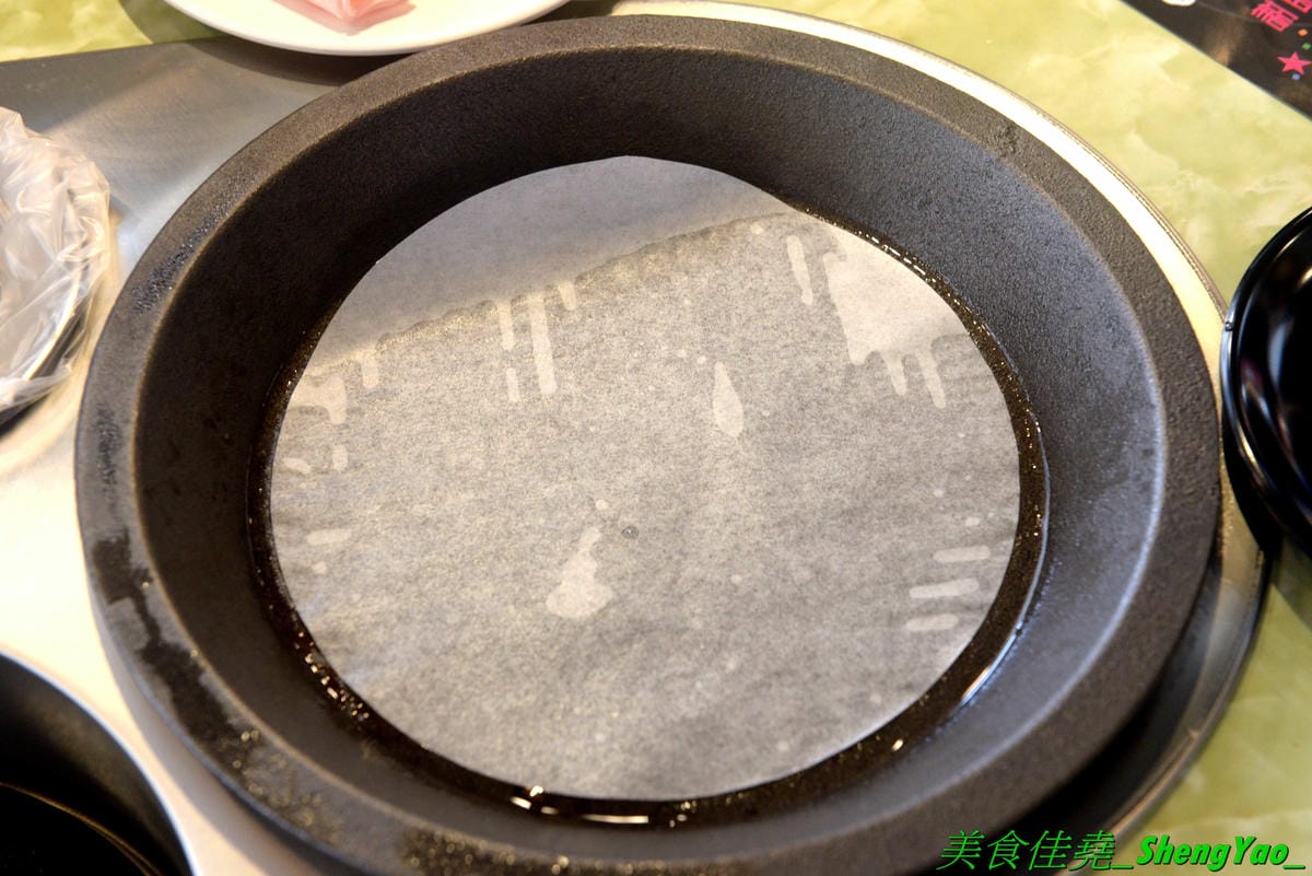 [台中西屯]九牛一鍋燒烤吃到飽 – 台中首間結合迴轉火鍋與燒烤的吃到飽餐廳,想吃啥自己拿,一個人吃也適合,肉品、海鮮食材新鮮,冰品誇張豐富,16種口味明治冰淇淋加上數十種冰棒雪糕甜筒,吃