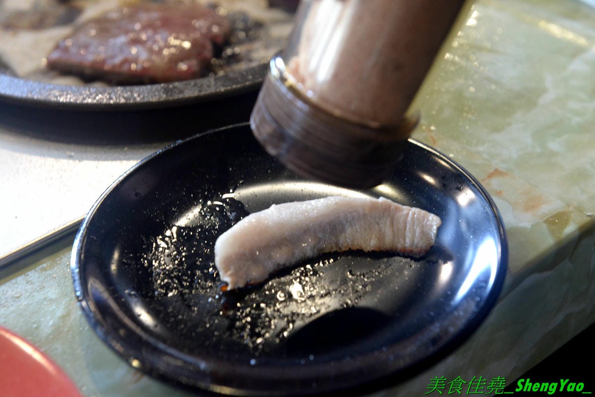 [台中西屯]九牛一鍋燒烤吃到飽 – 台中首間結合迴轉火鍋與燒烤的吃到飽餐廳,想吃啥自己拿,一個人吃也適合,肉品、海鮮食材新鮮,冰品誇張豐富,16種口味明治冰淇淋加上數十種冰棒雪糕甜筒,吃