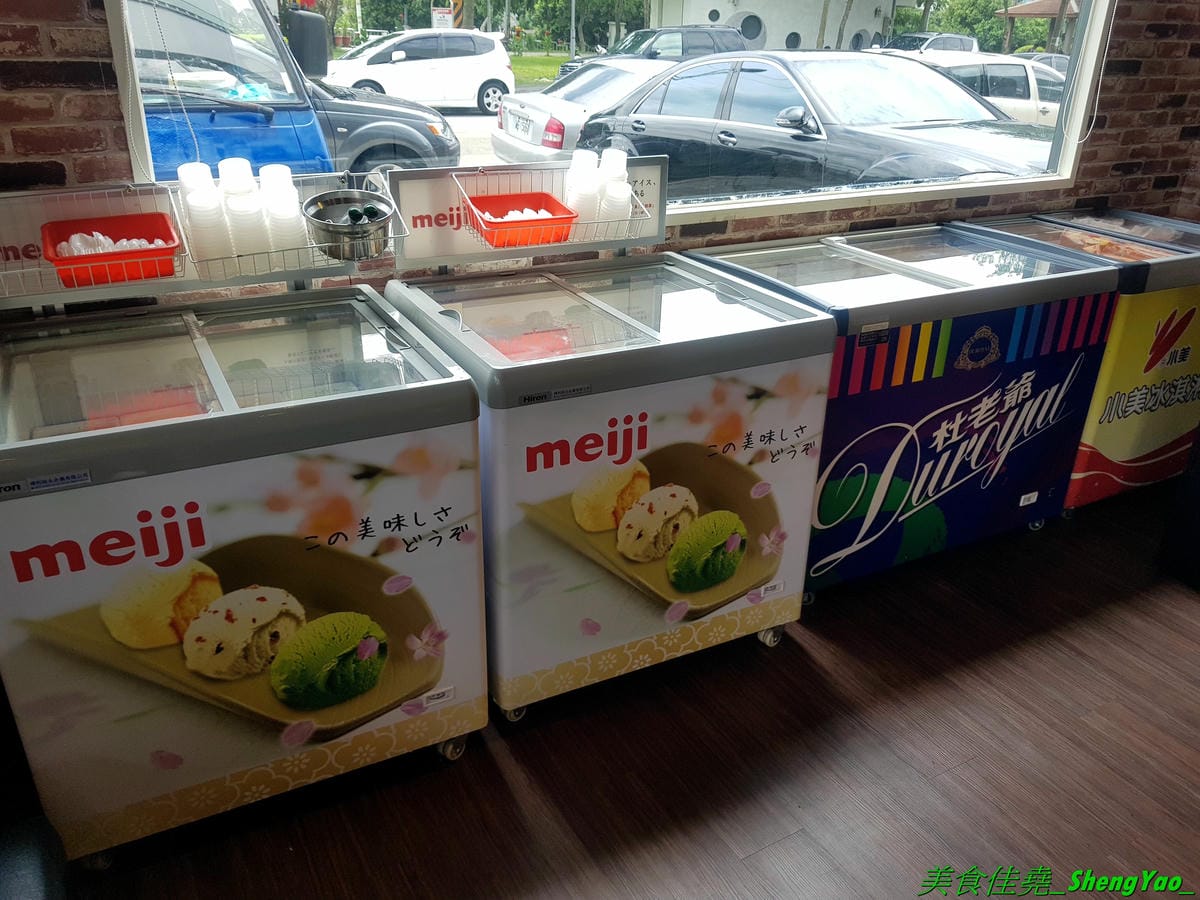 [台中西屯]九牛一鍋燒烤吃到飽 – 台中首間結合迴轉火鍋與燒烤的吃到飽餐廳,想吃啥自己拿,一個人吃也適合,肉品、海鮮食材新鮮,冰品誇張豐富,16種口味明治冰淇淋加上數十種冰棒雪糕甜筒,吃