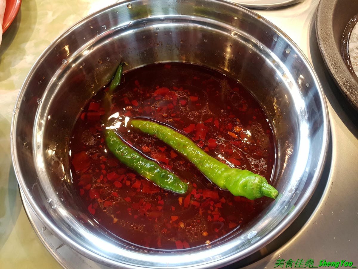 [台中西屯]九牛一鍋燒烤吃到飽 – 台中首間結合迴轉火鍋與燒烤的吃到飽餐廳,想吃啥自己拿,一個人吃也適合,肉品、海鮮食材新鮮,冰品誇張豐富,16種口味明治冰淇淋加上數十種冰棒雪糕甜筒,吃