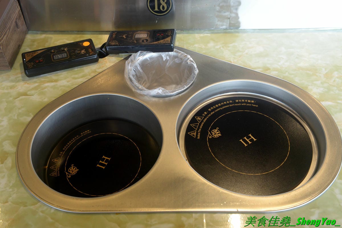 [台中西屯]九牛一鍋燒烤吃到飽 – 台中首間結合迴轉火鍋與燒烤的吃到飽餐廳,想吃啥自己拿,一個人吃也適合,肉品、海鮮食材新鮮,冰品誇張豐富,16種口味明治冰淇淋加上數十種冰棒雪糕甜筒,吃