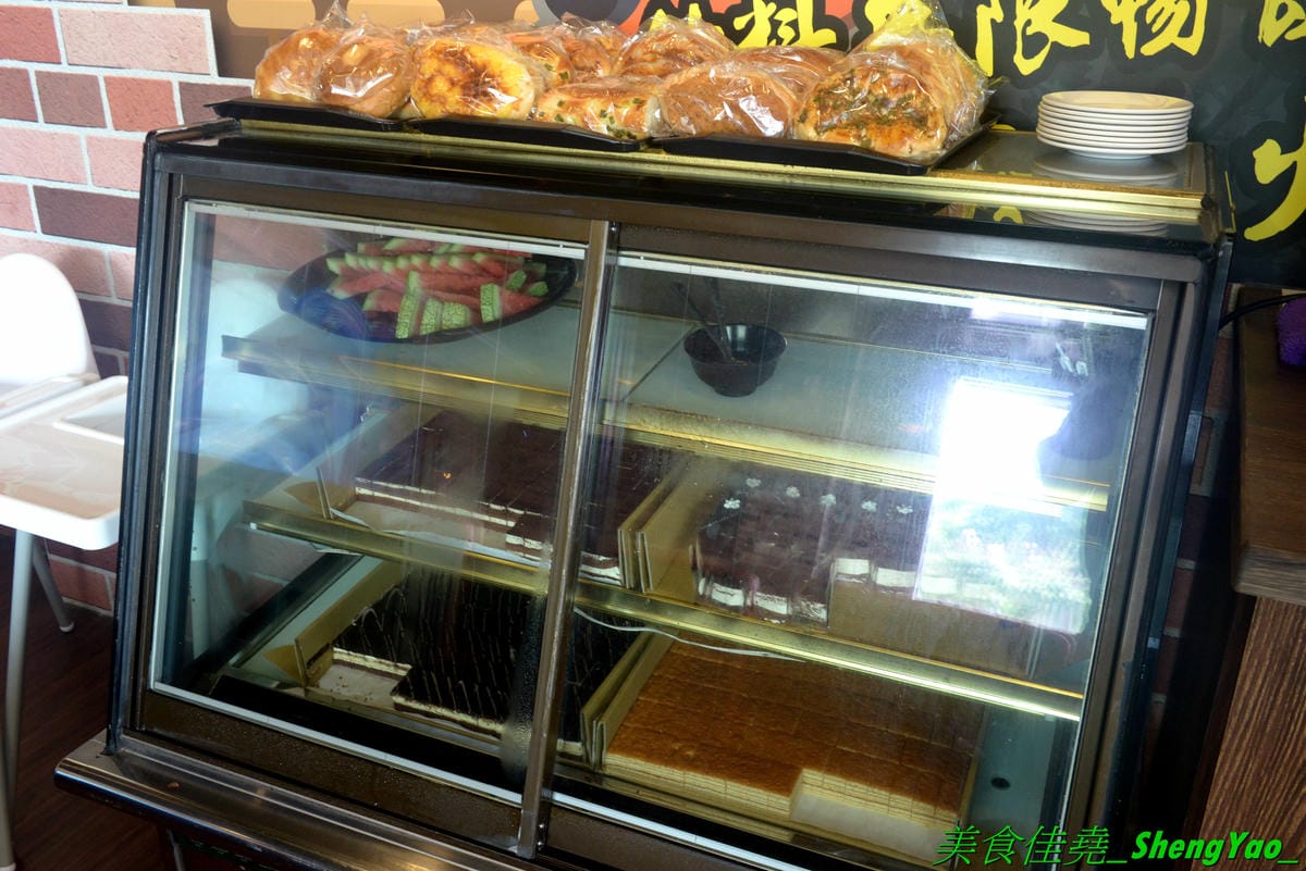 [台中西屯]九牛一鍋燒烤吃到飽 – 台中首間結合迴轉火鍋與燒烤的吃到飽餐廳,想吃啥自己拿,一個人吃也適合,肉品、海鮮食材新鮮,冰品誇張豐富,16種口味明治冰淇淋加上數十種冰棒雪糕甜筒,吃
