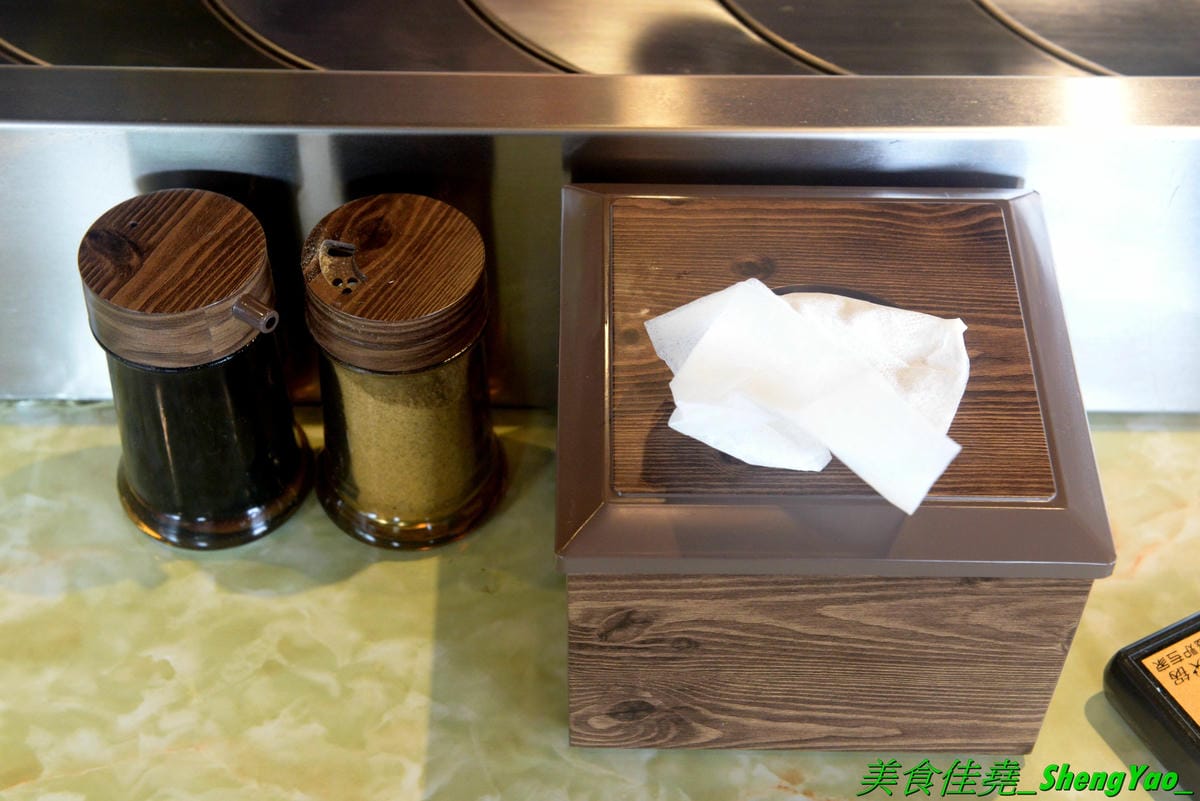[台中西屯]九牛一鍋燒烤吃到飽 – 台中首間結合迴轉火鍋與燒烤的吃到飽餐廳,想吃啥自己拿,一個人吃也適合,肉品、海鮮食材新鮮,冰品誇張豐富,16種口味明治冰淇淋加上數十種冰棒雪糕甜筒,吃