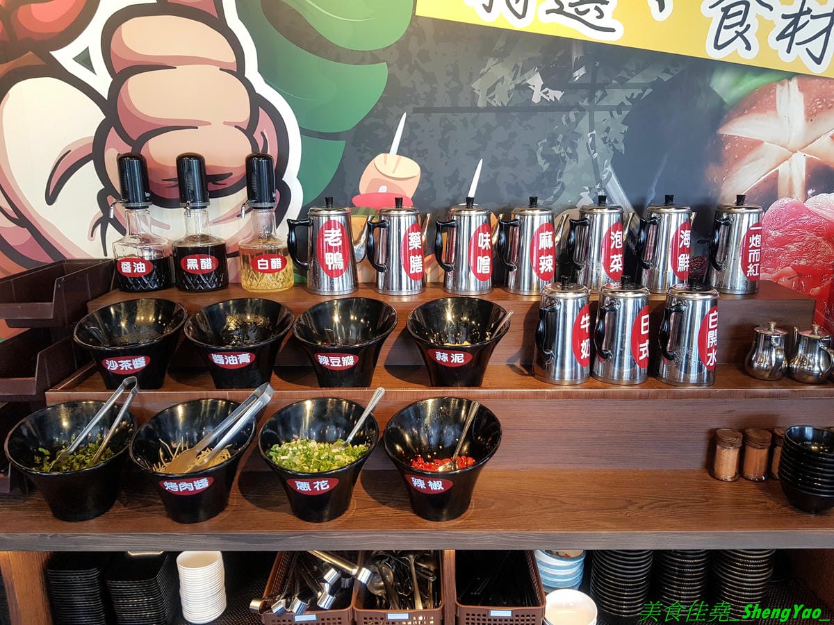[台中西屯]九牛一鍋燒烤吃到飽 – 台中首間結合迴轉火鍋與燒烤的吃到飽餐廳,想吃啥自己拿,一個人吃也適合,肉品、海鮮食材新鮮,冰品誇張豐富,16種口味明治冰淇淋加上數十種冰棒雪糕甜筒,吃