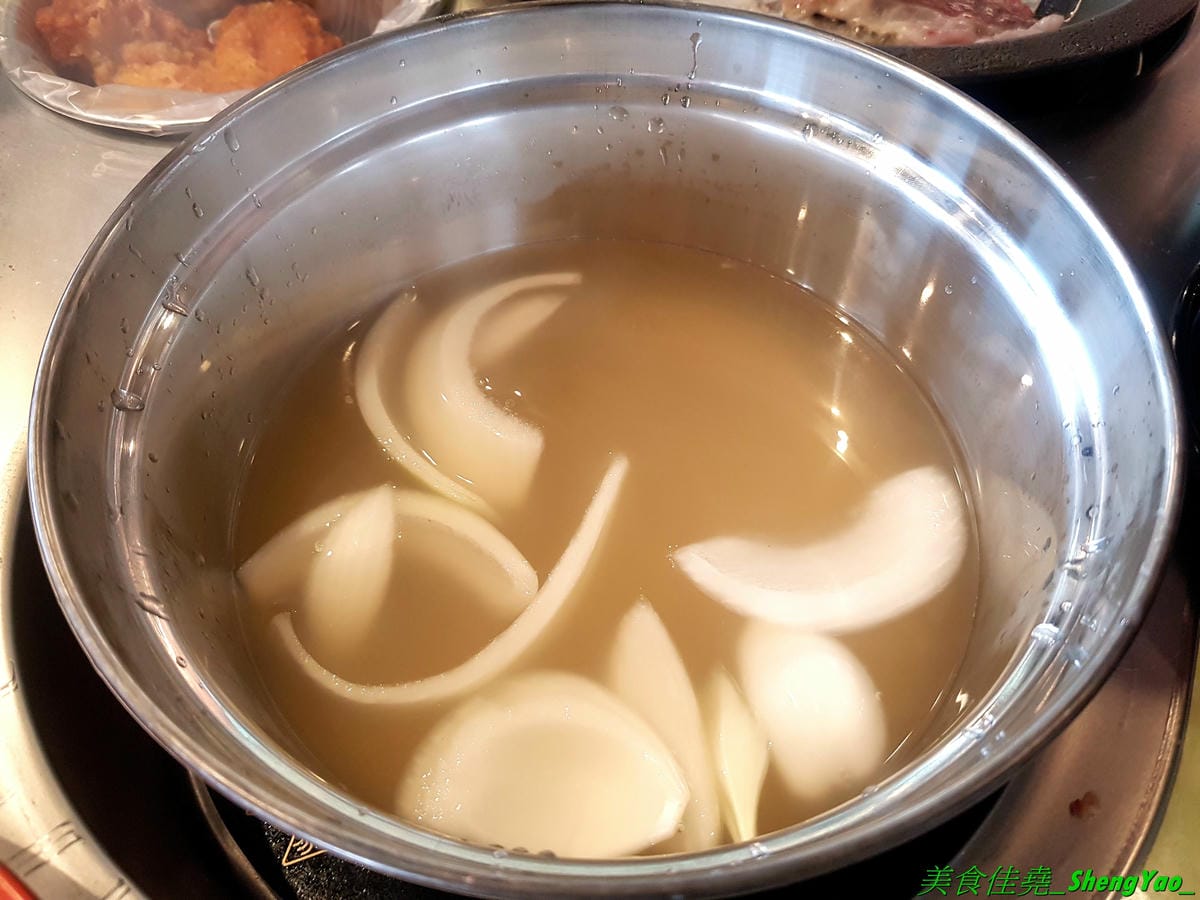 [台中西屯]九牛一鍋燒烤吃到飽 – 台中首間結合迴轉火鍋與燒烤的吃到飽餐廳,想吃啥自己拿,一個人吃也適合,肉品、海鮮食材新鮮,冰品誇張豐富,16種口味明治冰淇淋加上數十種冰棒雪糕甜筒,吃