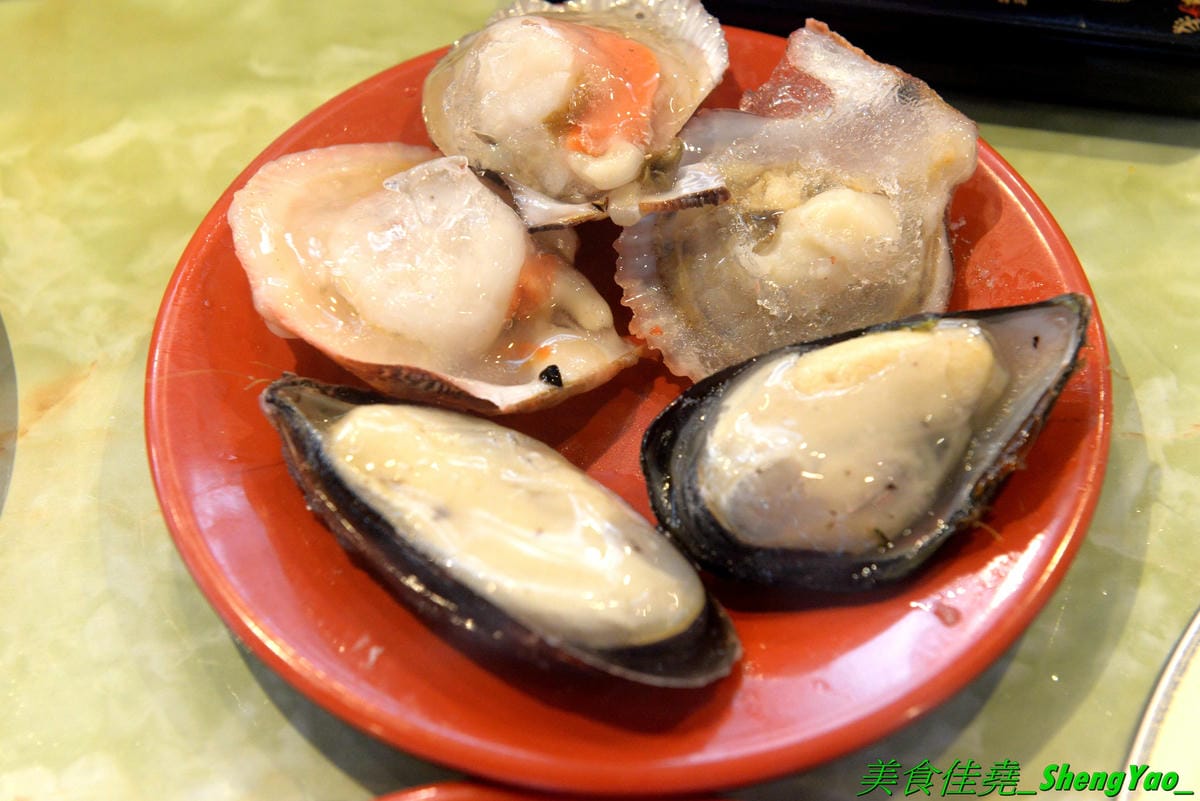 [台中西屯]九牛一鍋燒烤吃到飽 – 台中首間結合迴轉火鍋與燒烤的吃到飽餐廳,想吃啥自己拿,一個人吃也適合,肉品、海鮮食材新鮮,冰品誇張豐富,16種口味明治冰淇淋加上數十種冰棒雪糕甜筒,吃