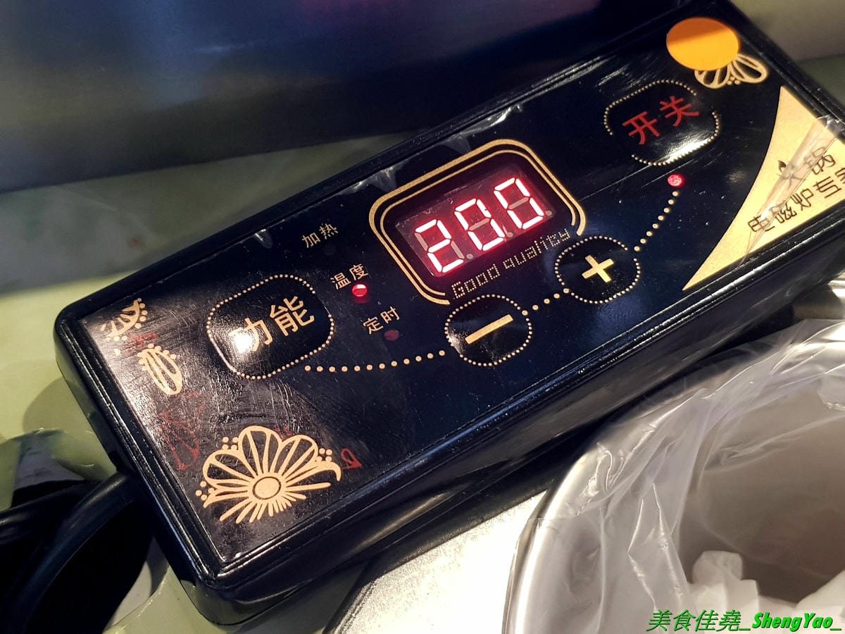 [台中西屯]九牛一鍋燒烤吃到飽 – 台中首間結合迴轉火鍋與燒烤的吃到飽餐廳,想吃啥自己拿,一個人吃也適合,肉品、海鮮食材新鮮,冰品誇張豐富,16種口味明治冰淇淋加上數十種冰棒雪糕甜筒,吃