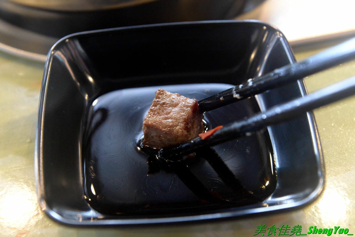 [台中西屯]九牛一鍋燒烤吃到飽 – 台中首間結合迴轉火鍋與燒烤的吃到飽餐廳,想吃啥自己拿,一個人吃也適合,肉品、海鮮食材新鮮,冰品誇張豐富,16種口味明治冰淇淋加上數十種冰棒雪糕甜筒,吃