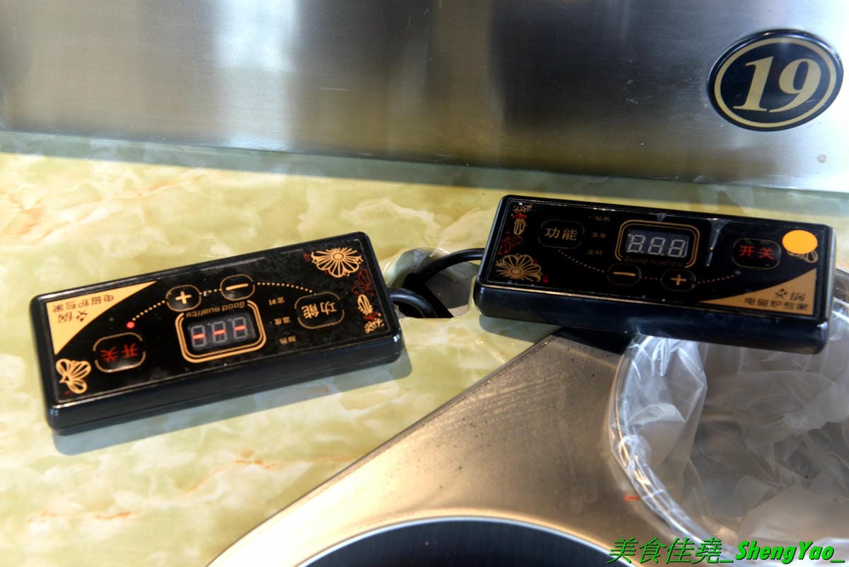 [台中西屯]九牛一鍋燒烤吃到飽 – 台中首間結合迴轉火鍋與燒烤的吃到飽餐廳,想吃啥自己拿,一個人吃也適合,肉品、海鮮食材新鮮,冰品誇張豐富,16種口味明治冰淇淋加上數十種冰棒雪糕甜筒,吃