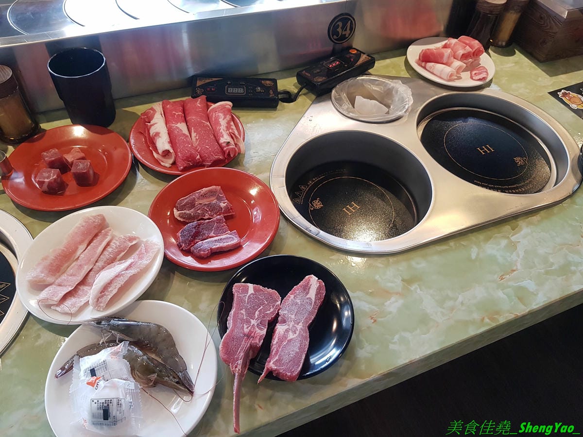 [台中西屯]九牛一鍋燒烤吃到飽 – 台中首間結合迴轉火鍋與燒烤的吃到飽餐廳,想吃啥自己拿,一個人吃也適合,肉品、海鮮食材新鮮,冰品誇張豐富,16種口味明治冰淇淋加上數十種冰棒雪糕甜筒,吃