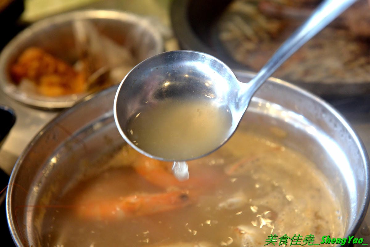 [台中西屯]九牛一鍋燒烤吃到飽 – 台中首間結合迴轉火鍋與燒烤的吃到飽餐廳,想吃啥自己拿,一個人吃也適合,肉品、海鮮食材新鮮,冰品誇張豐富,16種口味明治冰淇淋加上數十種冰棒雪糕甜筒,吃