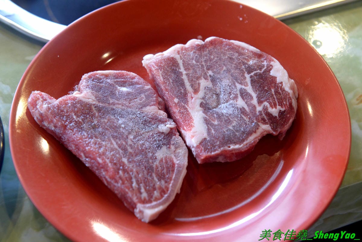 [台中西屯]九牛一鍋燒烤吃到飽 – 台中首間結合迴轉火鍋與燒烤的吃到飽餐廳,想吃啥自己拿,一個人吃也適合,肉品、海鮮食材新鮮,冰品誇張豐富,16種口味明治冰淇淋加上數十種冰棒雪糕甜筒,吃