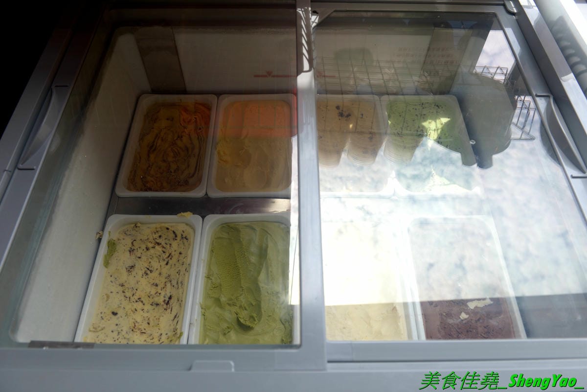 [台中西屯]九牛一鍋燒烤吃到飽 – 台中首間結合迴轉火鍋與燒烤的吃到飽餐廳,想吃啥自己拿,一個人吃也適合,肉品、海鮮食材新鮮,冰品誇張豐富,16種口味明治冰淇淋加上數十種冰棒雪糕甜筒,吃