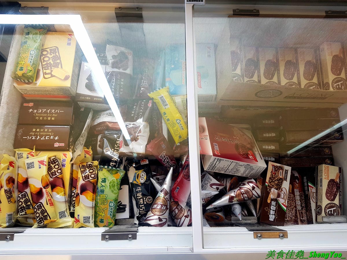 [台中西屯]九牛一鍋燒烤吃到飽 – 台中首間結合迴轉火鍋與燒烤的吃到飽餐廳,想吃啥自己拿,一個人吃也適合,肉品、海鮮食材新鮮,冰品誇張豐富,16種口味明治冰淇淋加上數十種冰棒雪糕甜筒,吃