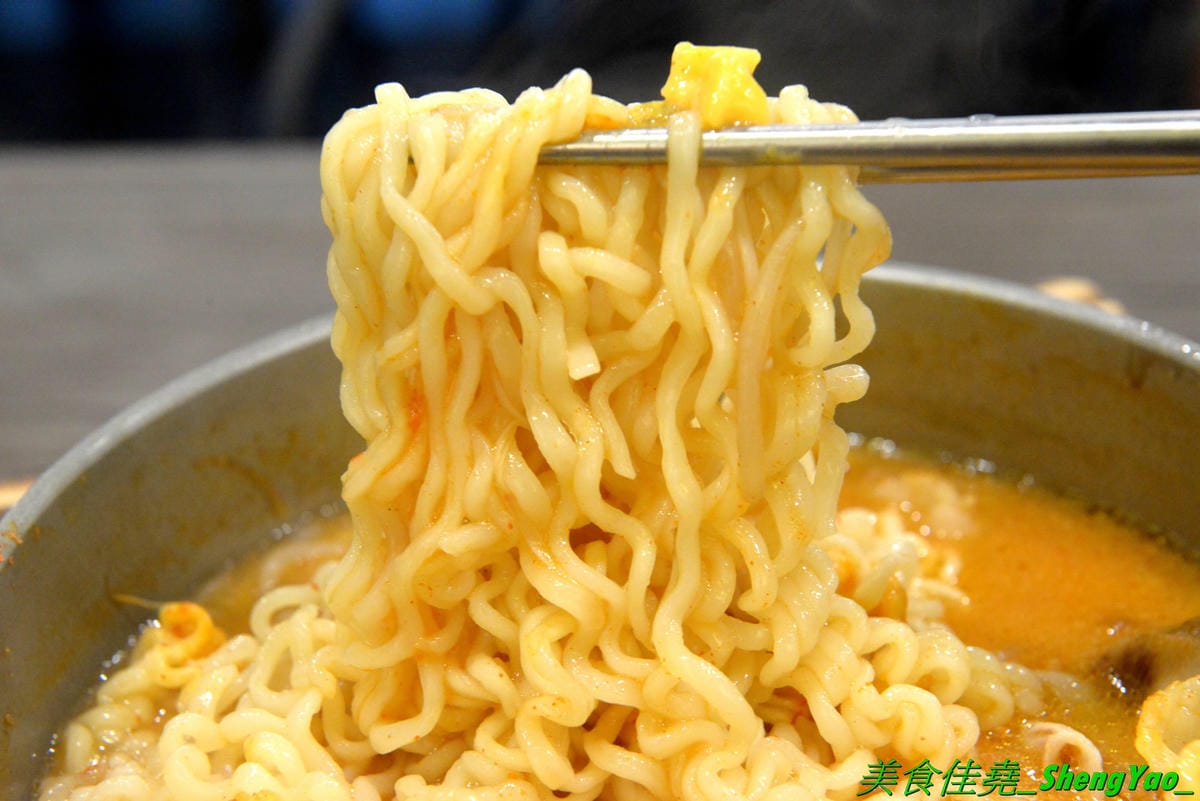 [台中清水]瑪西所 清水店 – 清水市區也吃得到平價韓式料理了,口味不俗,加麵加飯免費,內用還有冷飲、冰沙、冰淇淋無限享用,可爾必思蔬果口味超好喝啊附近就是時代影城,看電影前吃飯地方又