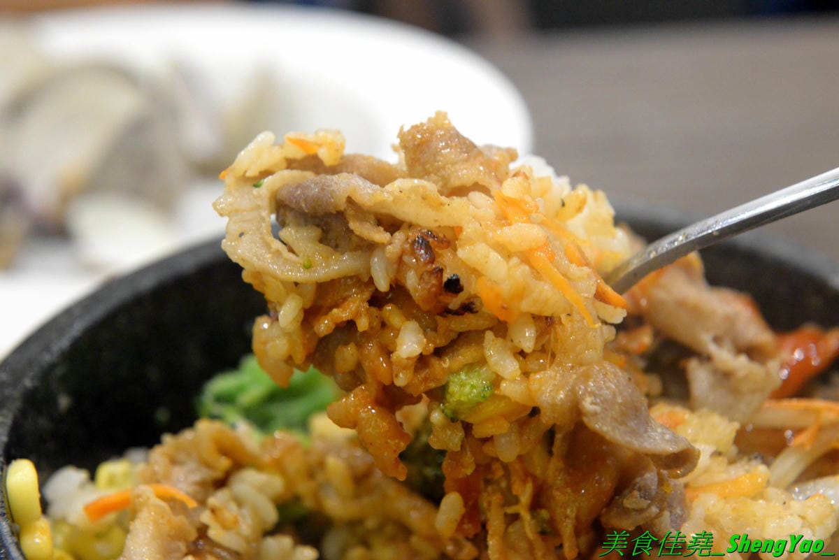 [台中清水]瑪西所 清水店 – 清水市區也吃得到平價韓式料理了,口味不俗,加麵加飯免費,內用還有冷飲、冰沙、冰淇淋無限享用,可爾必思蔬果口味超好喝啊附近就是時代影城,看電影前吃飯地方又