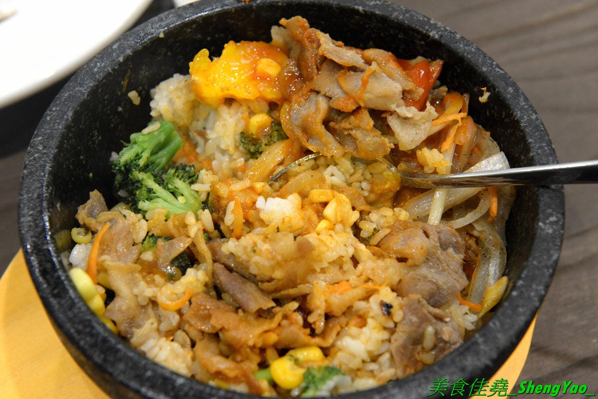 [台中清水]瑪西所 清水店 – 清水市區也吃得到平價韓式料理了,口味不俗,加麵加飯免費,內用還有冷飲、冰沙、冰淇淋無限享用,可爾必思蔬果口味超好喝啊附近就是時代影城,看電影前吃飯地方又