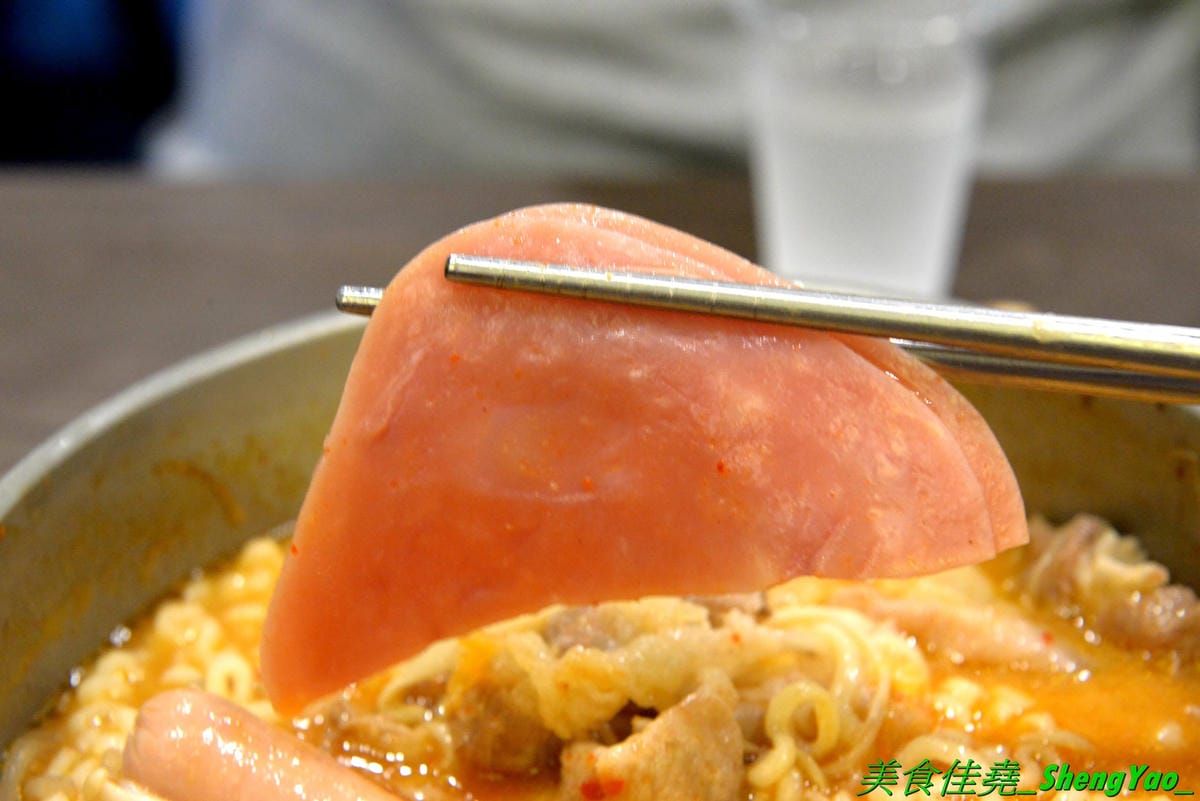[台中清水]瑪西所 清水店 – 清水市區也吃得到平價韓式料理了,口味不俗,加麵加飯免費,內用還有冷飲、冰沙、冰淇淋無限享用,可爾必思蔬果口味超好喝啊附近就是時代影城,看電影前吃飯地方又