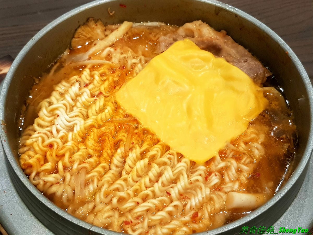 [台中清水]瑪西所 清水店 – 清水市區也吃得到平價韓式料理了,口味不俗,加麵加飯免費,內用還有冷飲、冰沙、冰淇淋無限享用,可爾必思蔬果口味超好喝啊附近就是時代影城,看電影前吃飯地方又