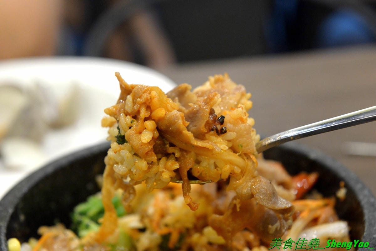 [台中清水]瑪西所 清水店 – 清水市區也吃得到平價韓式料理了,口味不俗,加麵加飯免費,內用還有冷飲、冰沙、冰淇淋無限享用,可爾必思蔬果口味超好喝啊附近就是時代影城,看電影前吃飯地方又