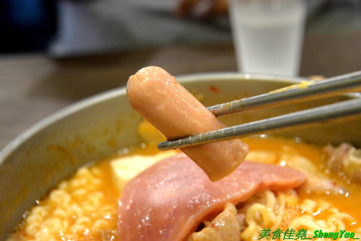 [台中清水]瑪西所 清水店 – 清水市區也吃得到平價韓式料理了,口味不俗,加麵加飯免費,內用還有冷飲、冰沙、冰淇淋無限享用,可爾必思蔬果口味超好喝啊附近就是時代影城,看電影前吃飯地方又