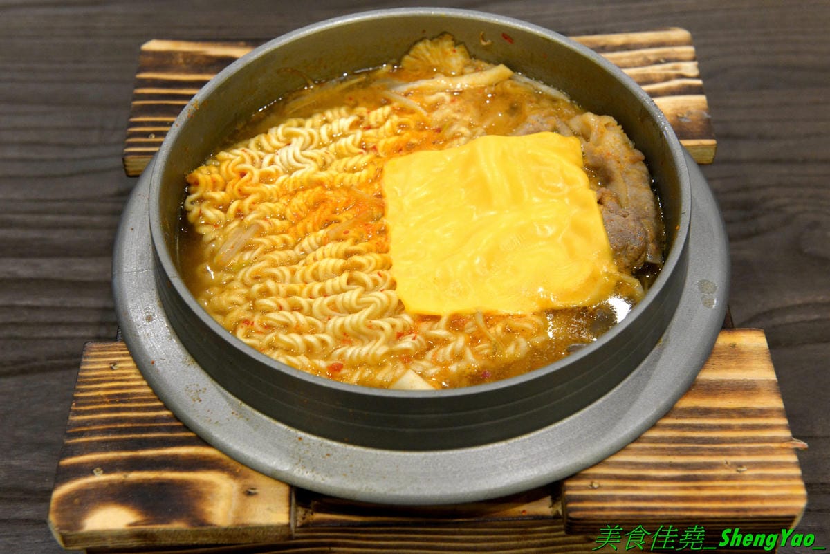 [台中清水]瑪西所 清水店 – 清水市區也吃得到平價韓式料理了,口味不俗,加麵加飯免費,內用還有冷飲、冰沙、冰淇淋無限享用,可爾必思蔬果口味超好喝啊附近就是時代影城,看電影前吃飯地方又
