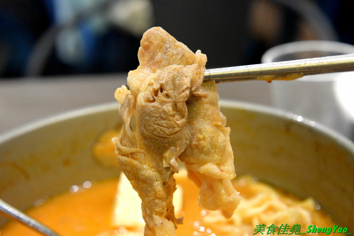 [台中清水]瑪西所 清水店 – 清水市區也吃得到平價韓式料理了,口味不俗,加麵加飯免費,內用還有冷飲、冰沙、冰淇淋無限享用,可爾必思蔬果口味超好喝啊附近就是時代影城,看電影前吃飯地方又