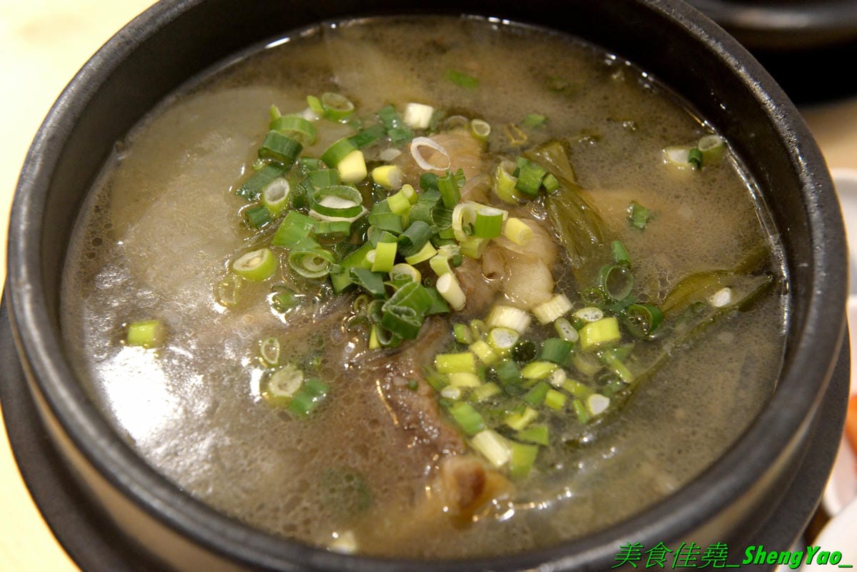 [台中西屯]艾來佳 韓式料理廚房 – 台中另類早午餐,一大早就能吃到韓國料理,老闆娘是韓國人,食材也是來自韓國,口味道地,銅板價位,餐點份量充足,大推韓式牛骨湯郭、韓式蔬菜拌飯,目前店家周