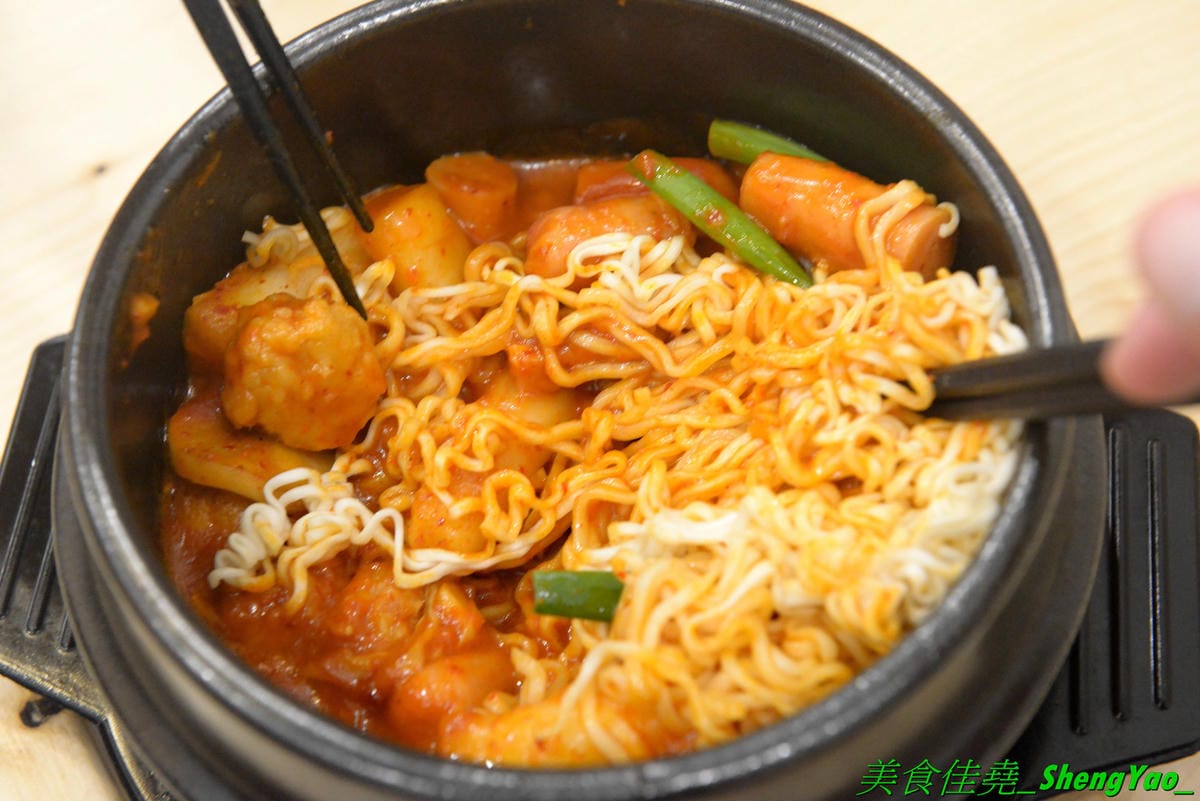[台中西屯]艾來佳 韓式料理廚房 – 台中另類早午餐,一大早就能吃到韓國料理,老闆娘是韓國人,食材也是來自韓國,口味道地,銅板價位,餐點份量充足,大推韓式牛骨湯郭、韓式蔬菜拌飯,目前店家周