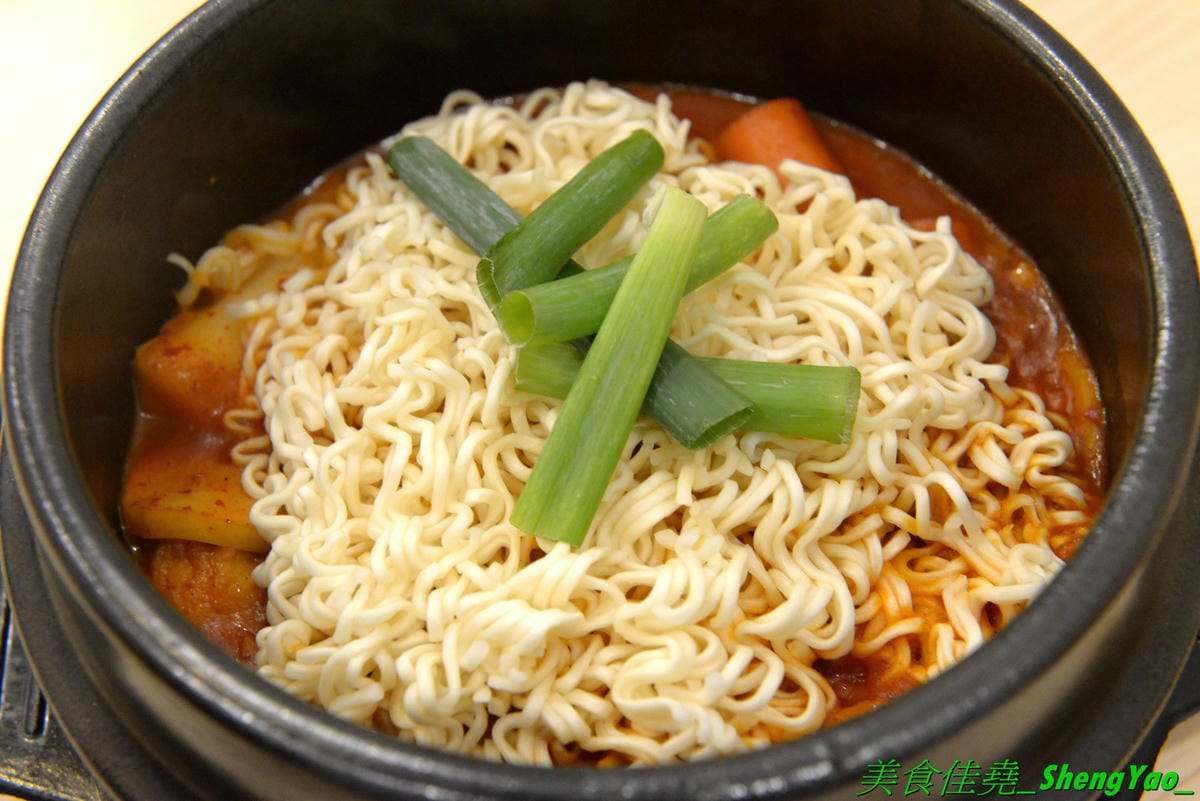 [台中西屯]艾來佳 韓式料理廚房 – 台中另類早午餐,一大早就能吃到韓國料理,老闆娘是韓國人,食材也是來自韓國,口味道地,銅板價位,餐點份量充足,大推韓式牛骨湯郭、韓式蔬菜拌飯,目前店家周