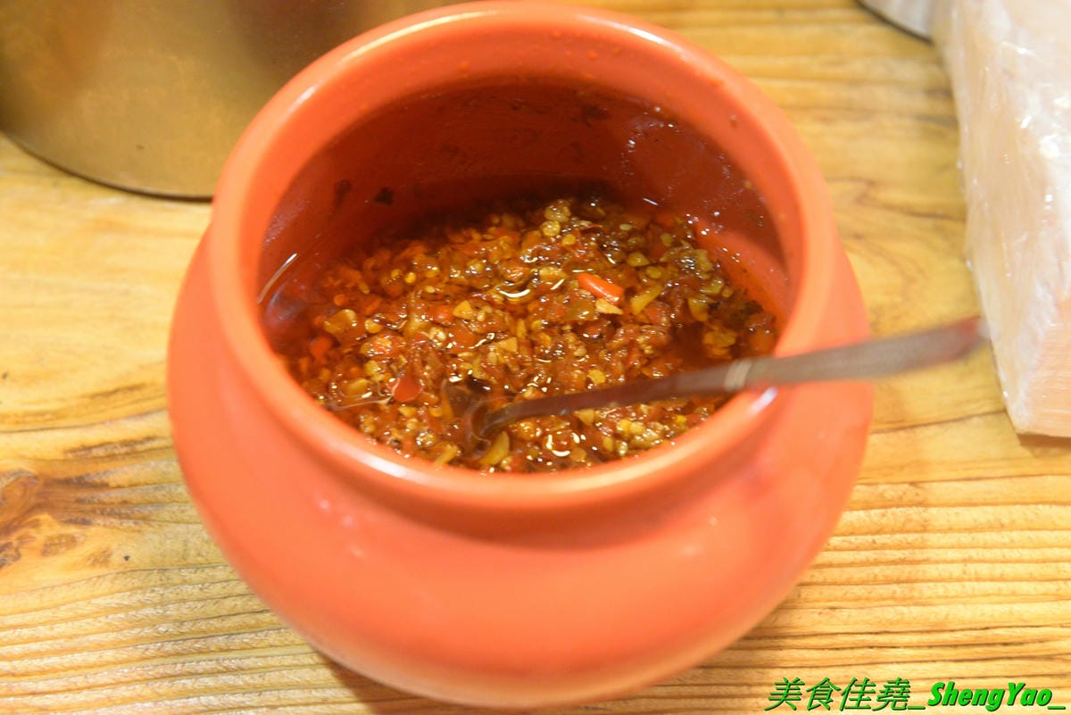 [台中北區]猪角 – 台中新開的豬腳飯專賣店,閩南口味,古法滷汁滷製,且不隔夜現滷,不吃豬腳的也有雞排、椒麻雞可以點,百元左右價格,口味不錯,裝潢很有特色,以豬為主題,店內店內到處都看得到
