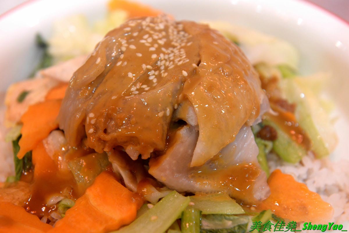 [台中北區]猪角 – 台中新開的豬腳飯專賣店,閩南口味,古法滷汁滷製,且不隔夜現滷,不吃豬腳的也有雞排、椒麻雞可以點,百元左右價格,口味不錯,裝潢很有特色,以豬為主題,店內店內到處都看得到