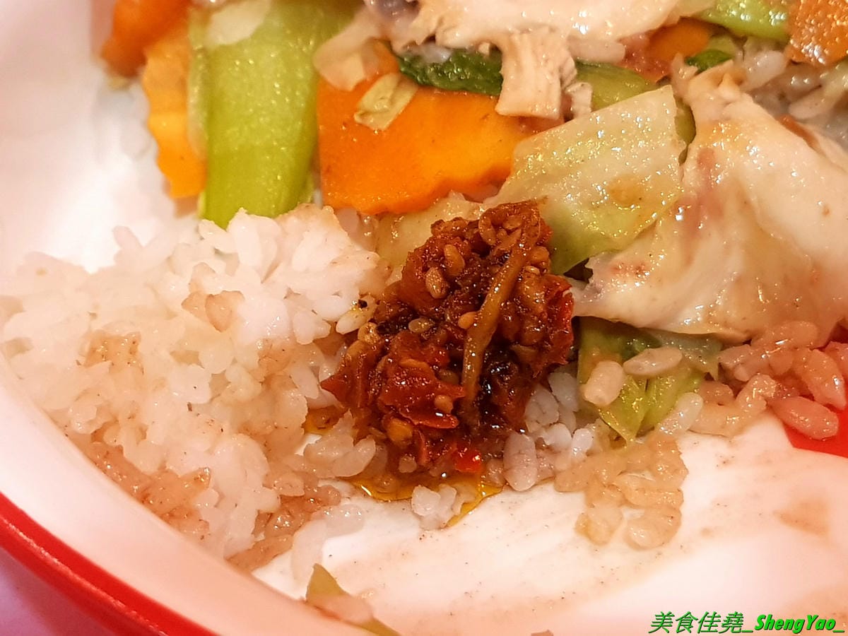 [台中北區]猪角 – 台中新開的豬腳飯專賣店,閩南口味,古法滷汁滷製,且不隔夜現滷,不吃豬腳的也有雞排、椒麻雞可以點,百元左右價格,口味不錯,裝潢很有特色,以豬為主題,店內店內到處都看得到