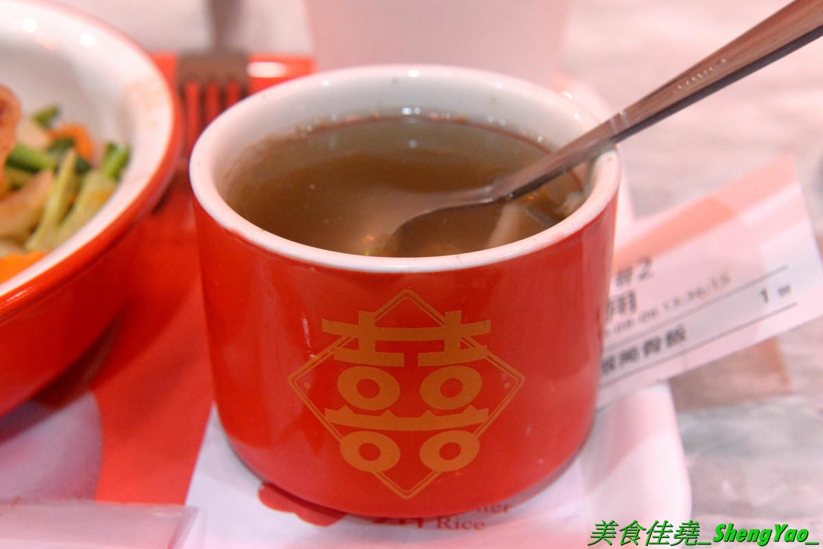 [台中北區]猪角 – 台中新開的豬腳飯專賣店,閩南口味,古法滷汁滷製,且不隔夜現滷,不吃豬腳的也有雞排、椒麻雞可以點,百元左右價格,口味不錯,裝潢很有特色,以豬為主題,店內店內到處都看得到