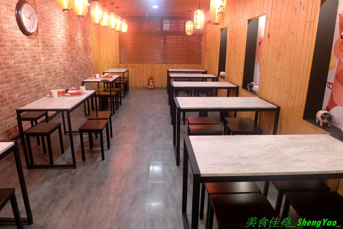 [台中北區]猪角 – 台中新開的豬腳飯專賣店,閩南口味,古法滷汁滷製,且不隔夜現滷,不吃豬腳的也有雞排、椒麻雞可以點,百元左右價格,口味不錯,裝潢很有特色,以豬為主題,店內店內到處都看得到