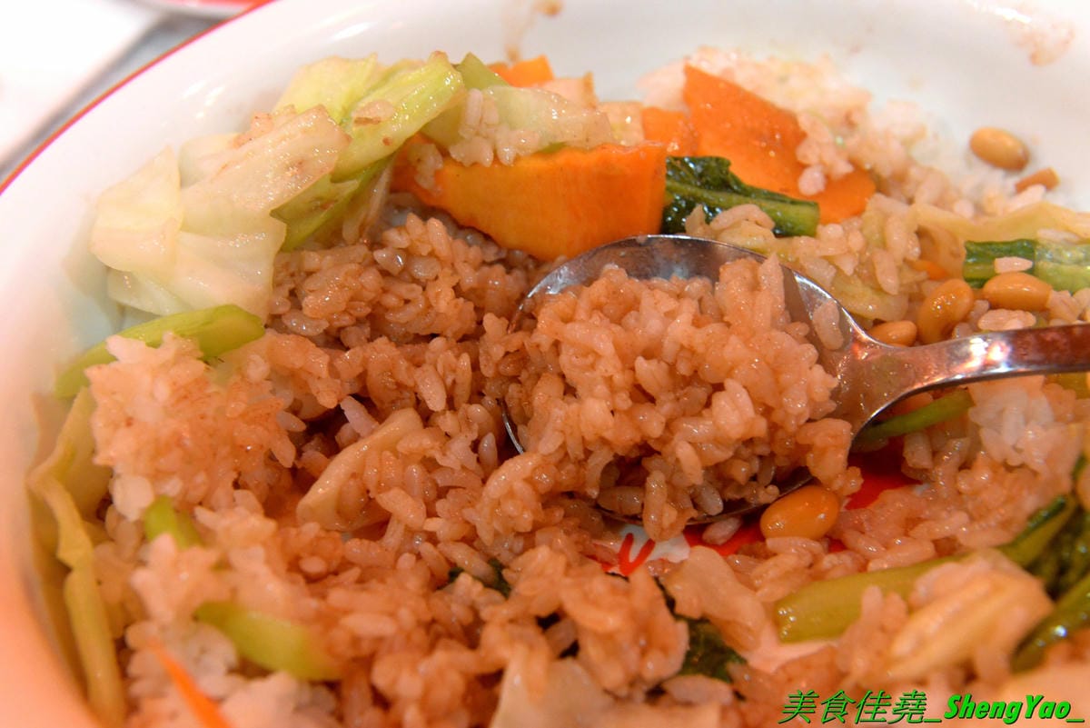 [台中北區]猪角 – 台中新開的豬腳飯專賣店,閩南口味,古法滷汁滷製,且不隔夜現滷,不吃豬腳的也有雞排、椒麻雞可以點,百元左右價格,口味不錯,裝潢很有特色,以豬為主題,店內店內到處都看得到