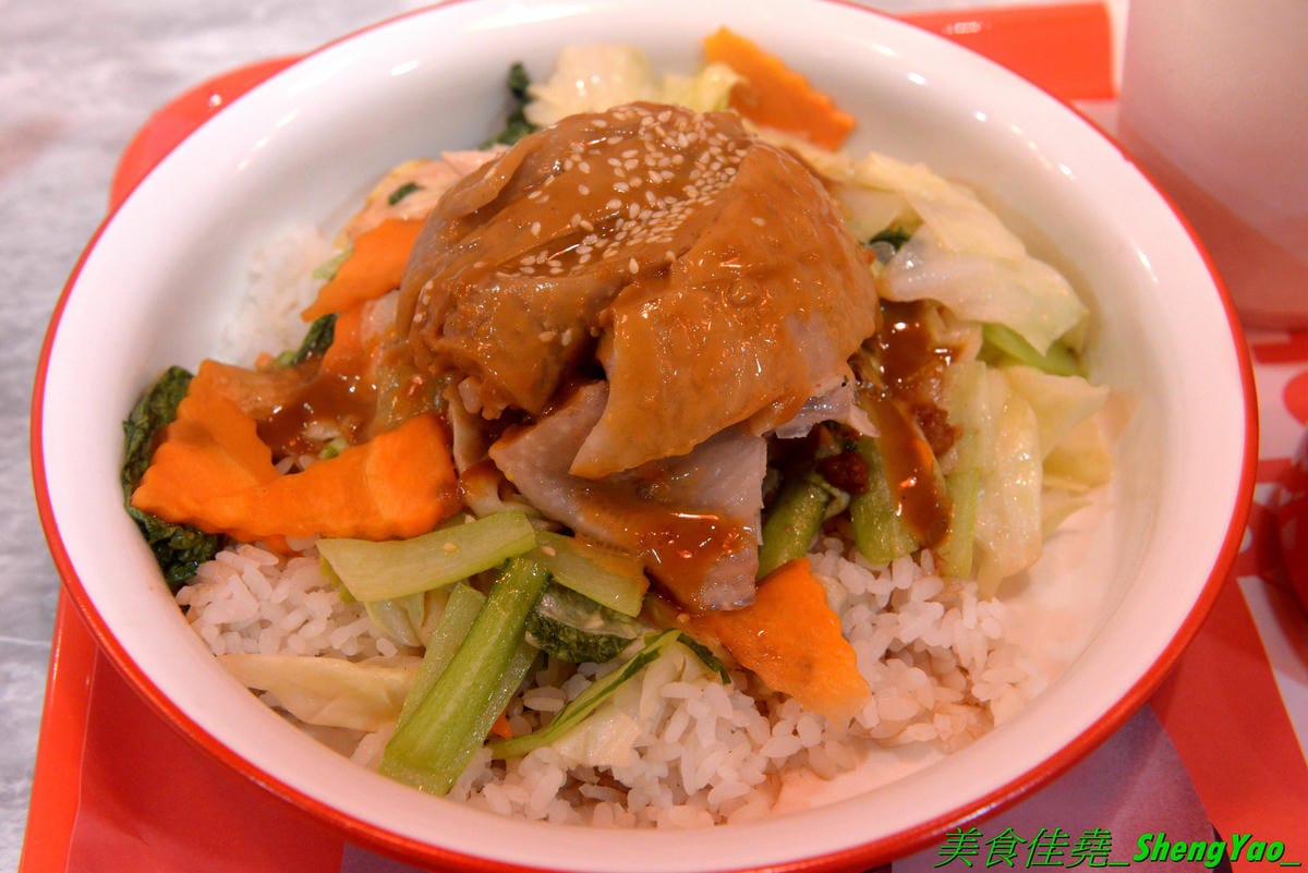 [台中北區]猪角 – 台中新開的豬腳飯專賣店,閩南口味,古法滷汁滷製,且不隔夜現滷,不吃豬腳的也有雞排、椒麻雞可以點,百元左右價格,口味不錯,裝潢很有特色,以豬為主題,店內店內到處都看得到
