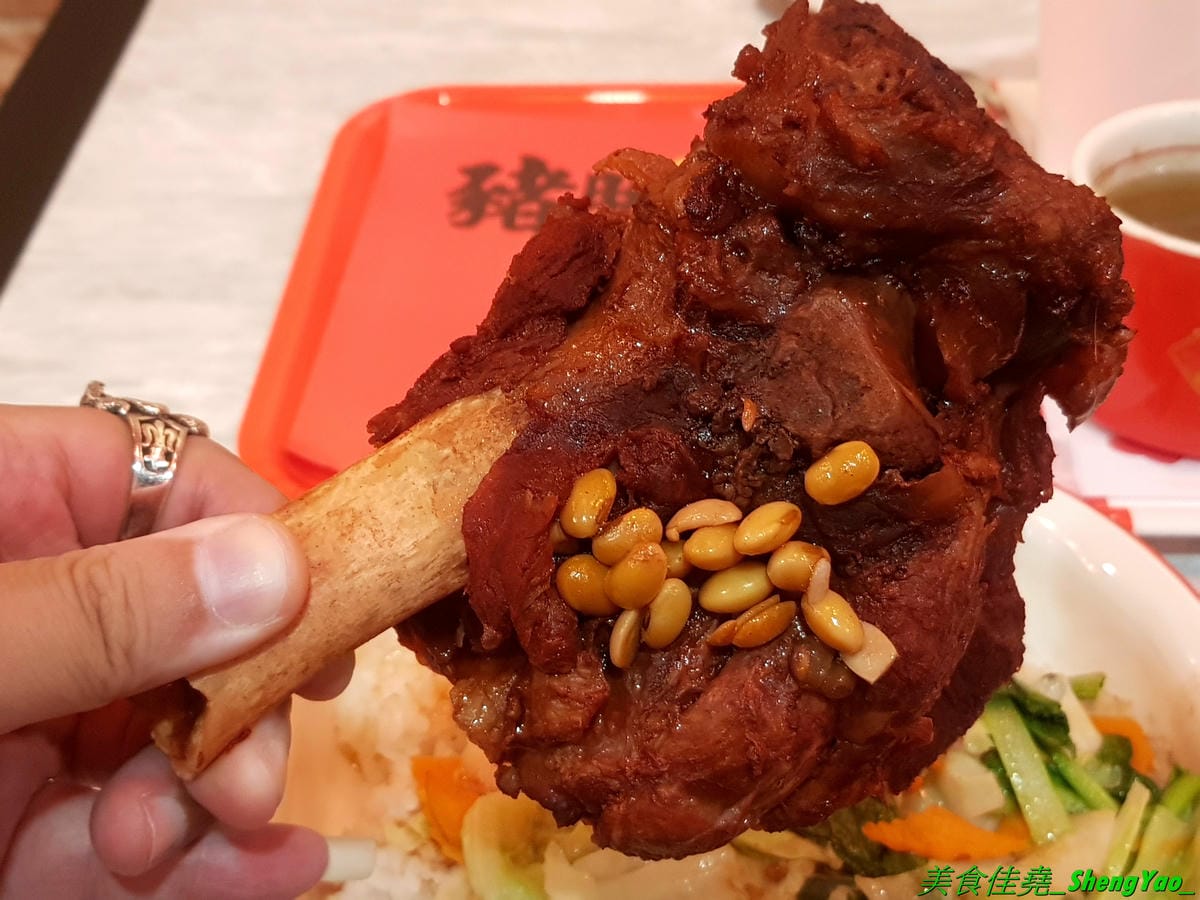 [台中北區]猪角 – 台中新開的豬腳飯專賣店,閩南口味,古法滷汁滷製,且不隔夜現滷,不吃豬腳的也有雞排、椒麻雞可以點,百元左右價格,口味不錯,裝潢很有特色,以豬為主題,店內店內到處都看得到