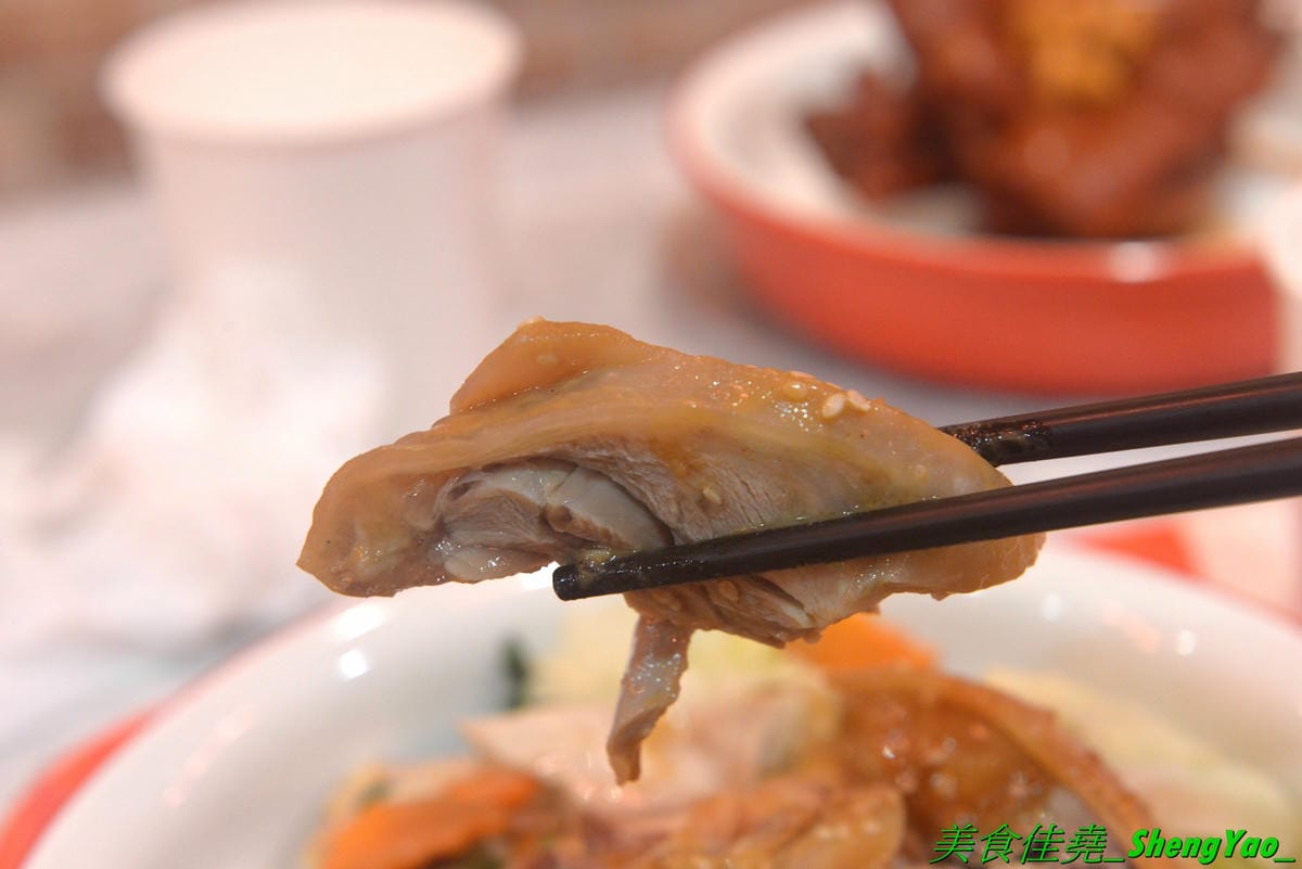 [台中北區]猪角 – 台中新開的豬腳飯專賣店,閩南口味,古法滷汁滷製,且不隔夜現滷,不吃豬腳的也有雞排、椒麻雞可以點,百元左右價格,口味不錯,裝潢很有特色,以豬為主題,店內店內到處都看得到
