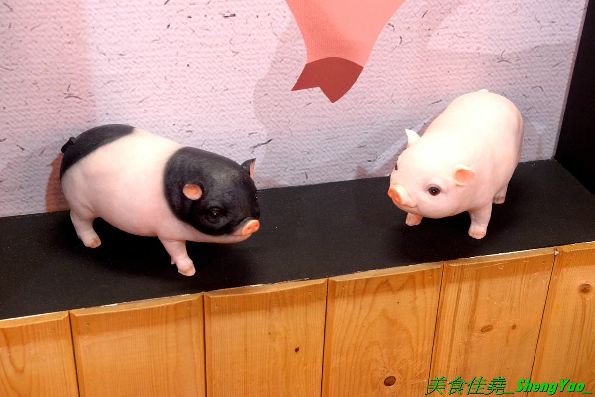 [台中北區]猪角 – 台中新開的豬腳飯專賣店,閩南口味,古法滷汁滷製,且不隔夜現滷,不吃豬腳的也有雞排、椒麻雞可以點,百元左右價格,口味不錯,裝潢很有特色,以豬為主題,店內店內到處都看得到