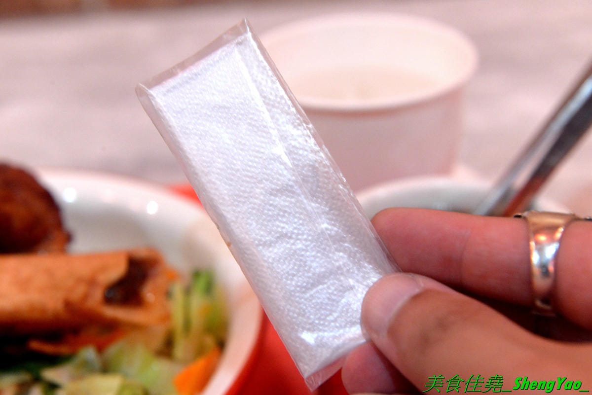 [台中北區]猪角 – 台中新開的豬腳飯專賣店,閩南口味,古法滷汁滷製,且不隔夜現滷,不吃豬腳的也有雞排、椒麻雞可以點,百元左右價格,口味不錯,裝潢很有特色,以豬為主題,店內店內到處都看得到