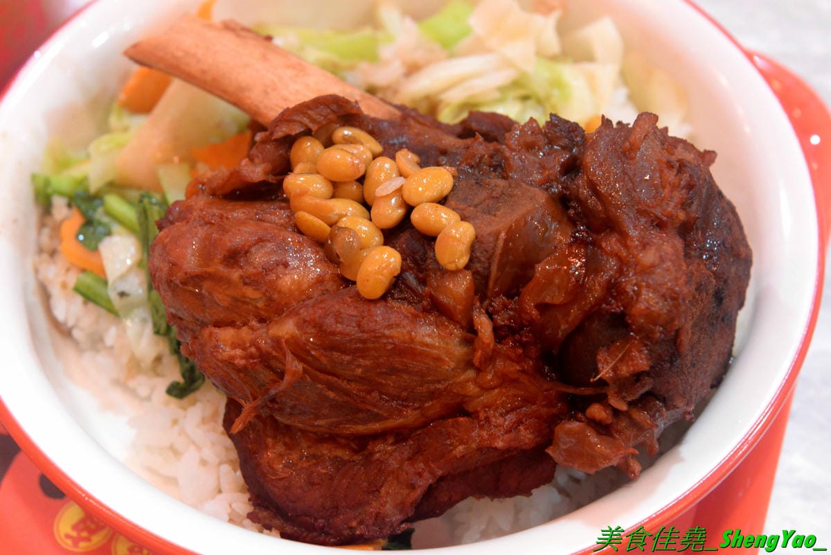 [台中北區]猪角 – 台中新開的豬腳飯專賣店,閩南口味,古法滷汁滷製,且不隔夜現滷,不吃豬腳的也有雞排、椒麻雞可以點,百元左右價格,口味不錯,裝潢很有特色,以豬為主題,店內店內到處都看得到