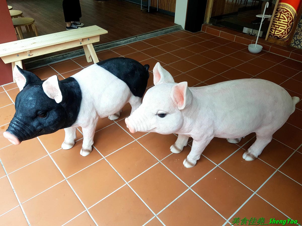 [台中北區]猪角 – 台中新開的豬腳飯專賣店,閩南口味,古法滷汁滷製,且不隔夜現滷,不吃豬腳的也有雞排、椒麻雞可以點,百元左右價格,口味不錯,裝潢很有特色,以豬為主題,店內店內到處都看得到