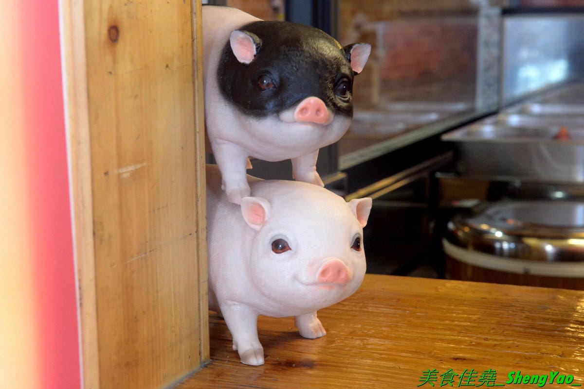[台中北區]猪角 – 台中新開的豬腳飯專賣店,閩南口味,古法滷汁滷製,且不隔夜現滷,不吃豬腳的也有雞排、椒麻雞可以點,百元左右價格,口味不錯,裝潢很有特色,以豬為主題,店內店內到處都看得到