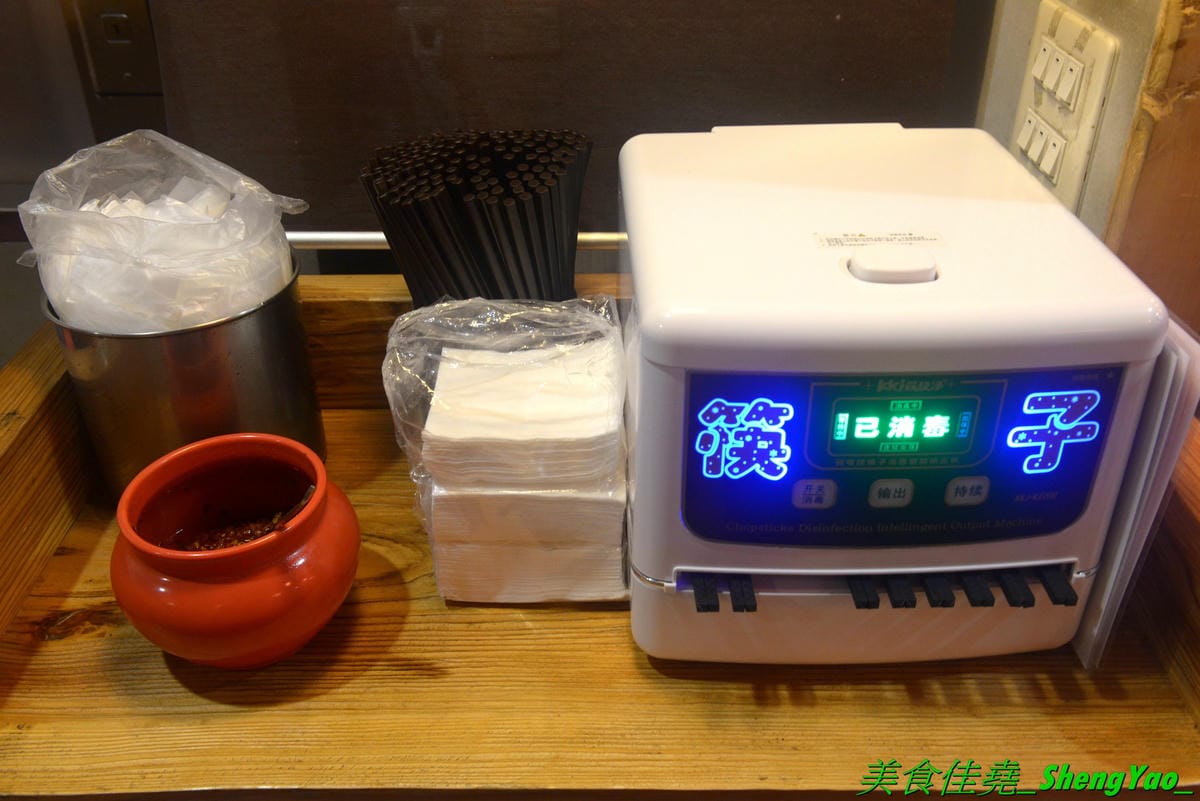 [台中北區]猪角 – 台中新開的豬腳飯專賣店,閩南口味,古法滷汁滷製,且不隔夜現滷,不吃豬腳的也有雞排、椒麻雞可以點,百元左右價格,口味不錯,裝潢很有特色,以豬為主題,店內店內到處都看得到