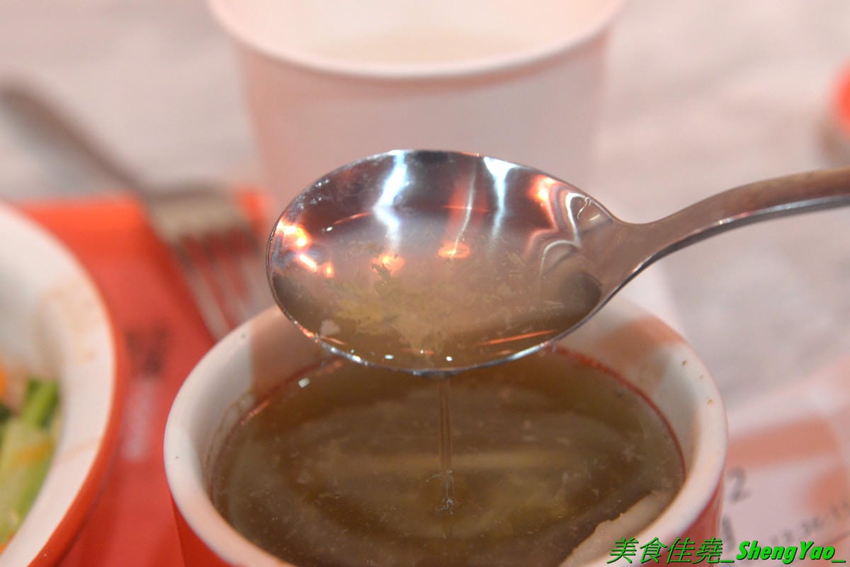 [台中北區]猪角 – 台中新開的豬腳飯專賣店,閩南口味,古法滷汁滷製,且不隔夜現滷,不吃豬腳的也有雞排、椒麻雞可以點,百元左右價格,口味不錯,裝潢很有特色,以豬為主題,店內店內到處都看得到