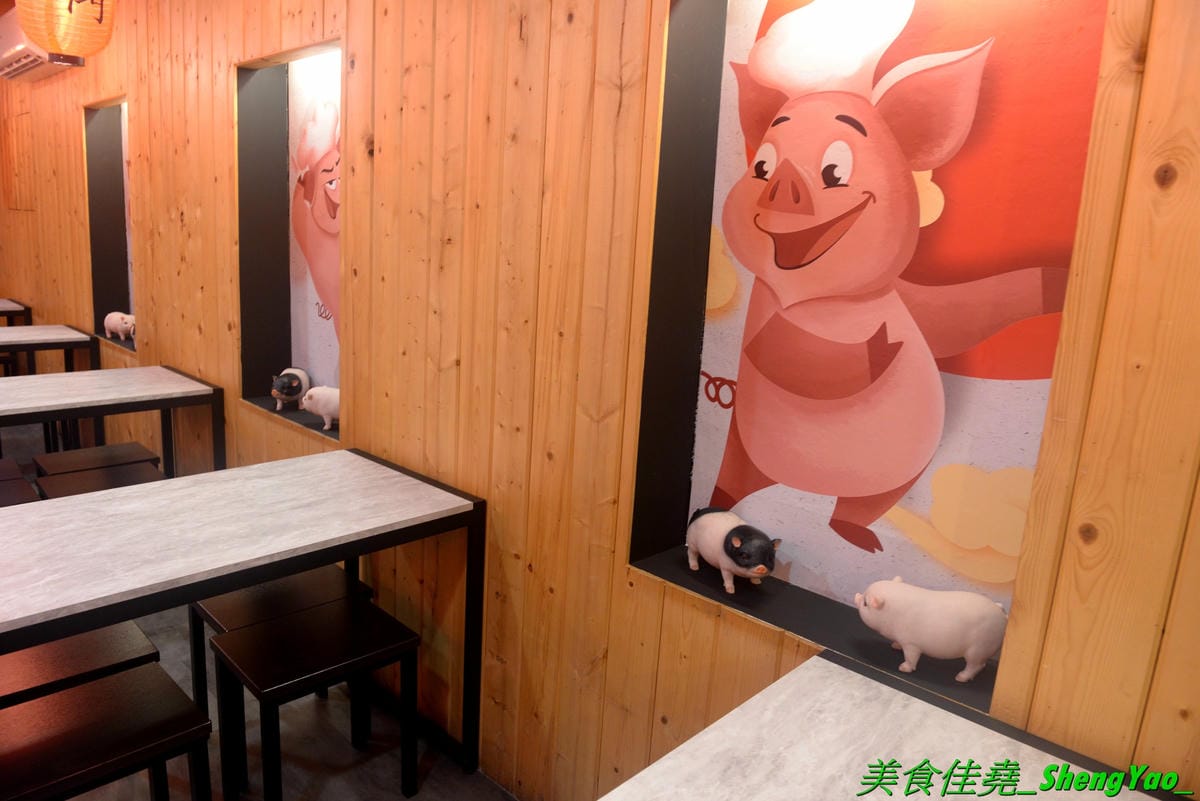 [台中北區]猪角 – 台中新開的豬腳飯專賣店,閩南口味,古法滷汁滷製,且不隔夜現滷,不吃豬腳的也有雞排、椒麻雞可以點,百元左右價格,口味不錯,裝潢很有特色,以豬為主題,店內店內到處都看得到