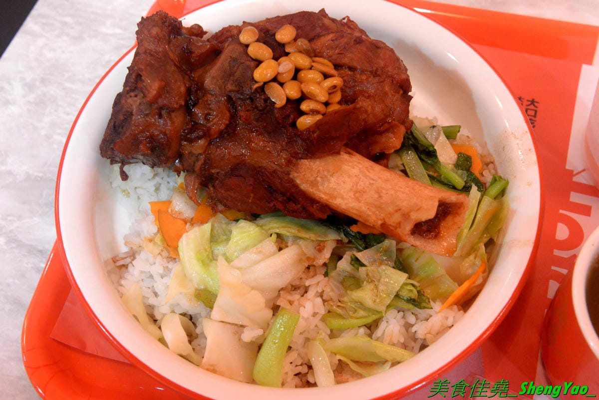 [台中北區]猪角 – 台中新開的豬腳飯專賣店,閩南口味,古法滷汁滷製,且不隔夜現滷,不吃豬腳的也有雞排、椒麻雞可以點,百元左右價格,口味不錯,裝潢很有特色,以豬為主題,店內店內到處都看得到