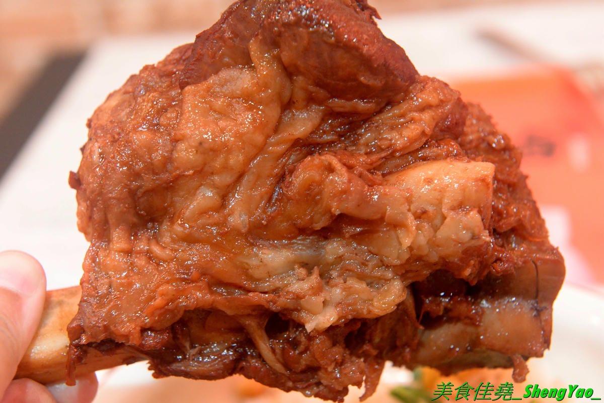 [台中北區]猪角 – 台中新開的豬腳飯專賣店,閩南口味,古法滷汁滷製,且不隔夜現滷,不吃豬腳的也有雞排、椒麻雞可以點,百元左右價格,口味不錯,裝潢很有特色,以豬為主題,店內店內到處都看得到